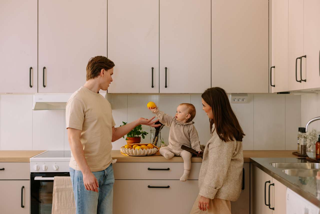 Ungt par i lägenhet